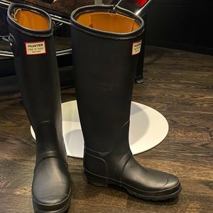 Hunter equestrian style rain boots by Rag & Bone